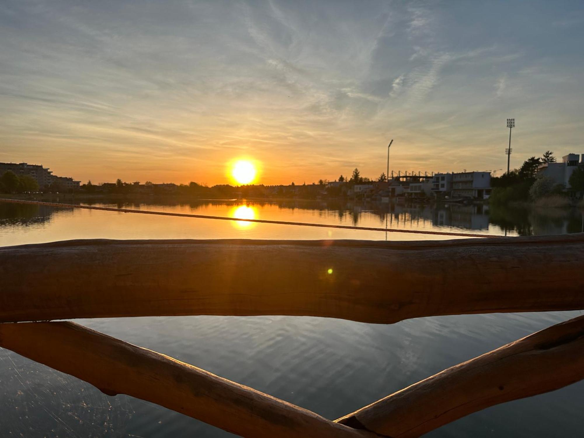 Tahiti Sunshine - Chatka Na Vode Senec Exterior foto